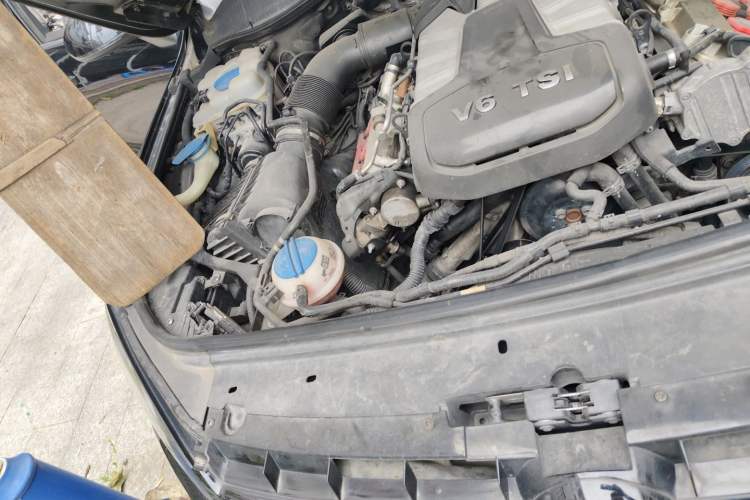 Used Volkswagen Touareg 2011 3.0 TSI High-End Version Engine Bay Right