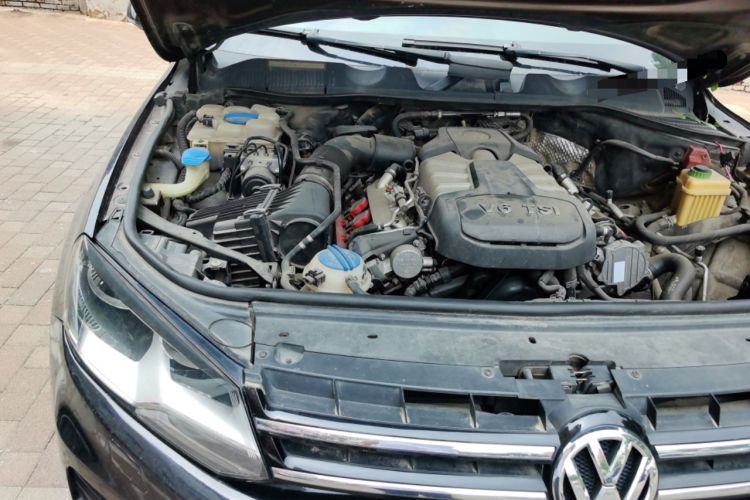 Used Volkswagen Touareg 2011 3.0 TSI Standard Version Engine Bay Right