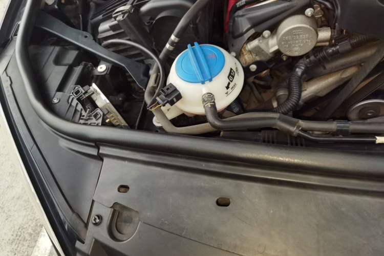 Used Volkswagen Touareg 2011 3.0 TSI Comfort Version Engine Bay Right