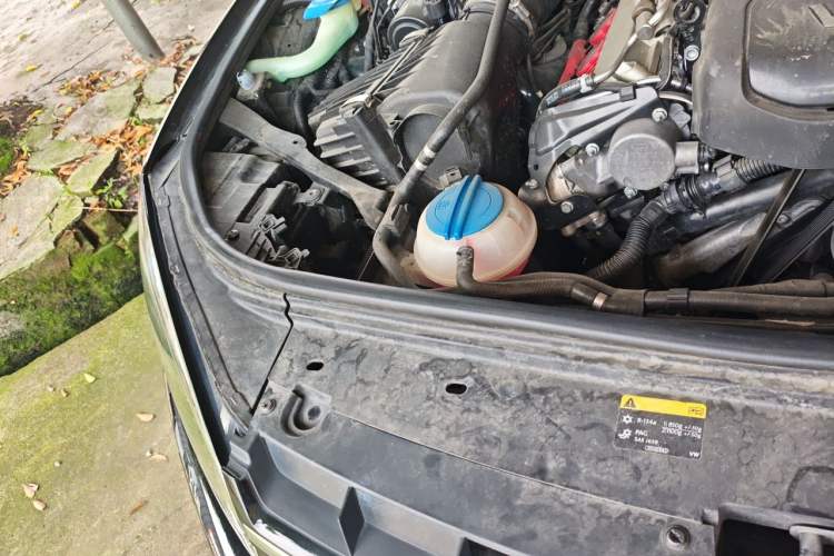 Used Volkswagen Touareg 2011 3.0 TSI High-End Version Engine Bay Right