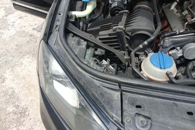 Used Volkswagen Touareg 2011 3.0 TSI Comfort Version Engine Bay Right