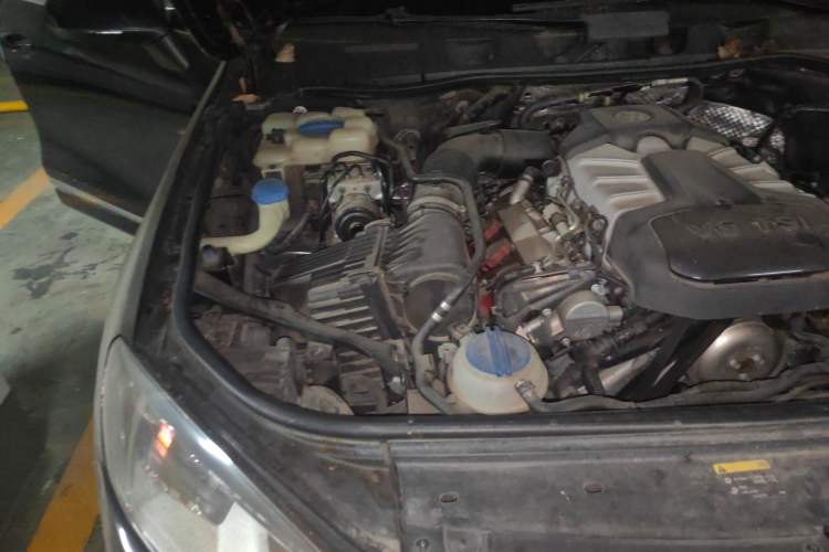 Used Volkswagen Touareg 2011 3.0 TSI Comfort Version Engine Bay Right