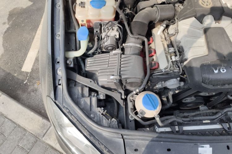 Used Volkswagen Touareg 2011 3.0 TSI Comfort Version Engine Bay Right