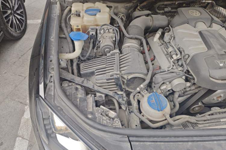 Used Volkswagen Touareg 2011 3.0 TSI High-End Version Engine Bay Right