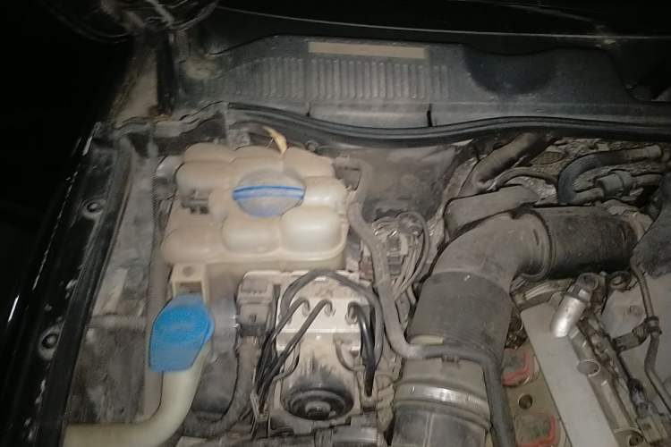 Used Volkswagen Touareg 2011 3.0 TSI Standard Version Engine Bay Right