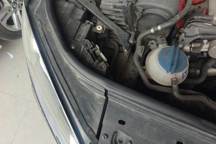 Used Volkswagen Touareg 2011 3.0 TSI Comfort Version Engine Bay Right