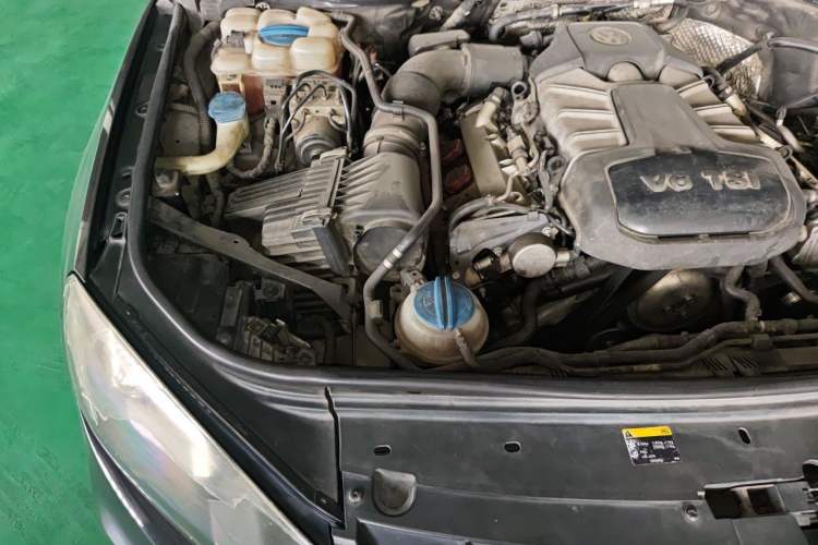 Used Volkswagen Touareg 2011 3.0 TSI High-End Version Engine Bay Right