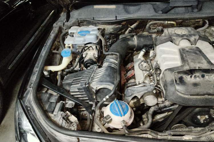 Used Volkswagen Touareg 2011 3.0 TSI Luxury Edition Engine Bay Right