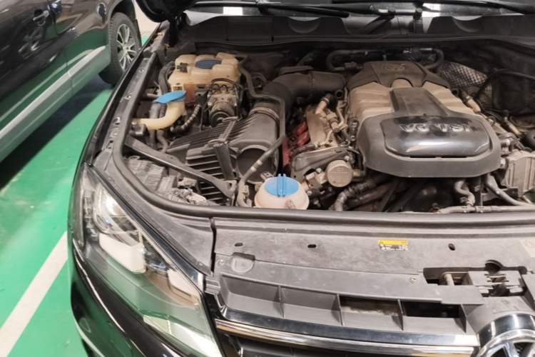 Used Volkswagen Touareg 2011 3.0 TSI Comfort Version Engine Bay Right