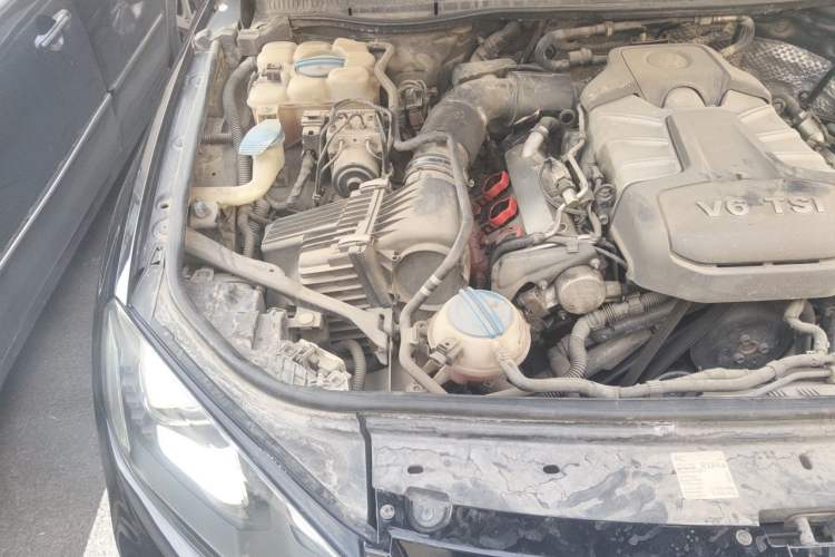 Used Volkswagen Touareg 2011 3.0 TSI High-End Version Engine Bay Right