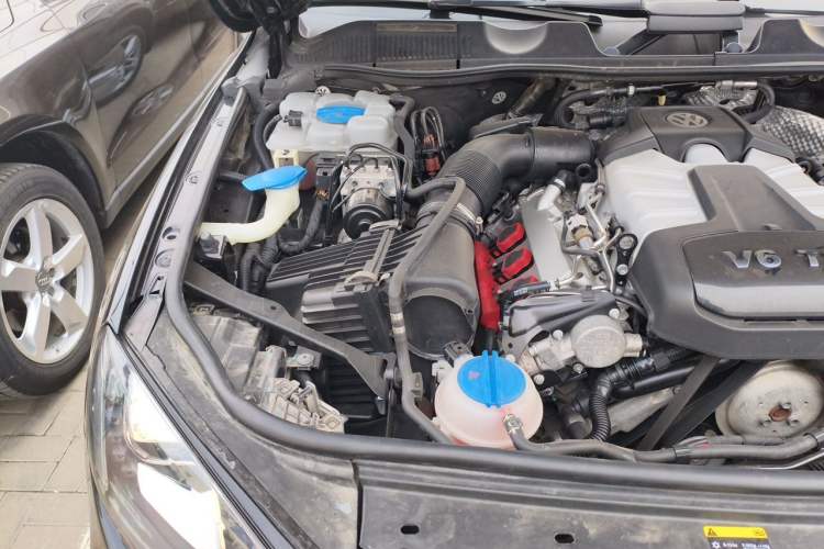 Used Volkswagen Touareg 2011 3.0 TSI High-End Version Engine Bay Right