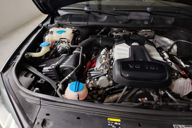 Used Volkswagen Touareg 2011 3.0 TSI Standard Version Engine Bay Right