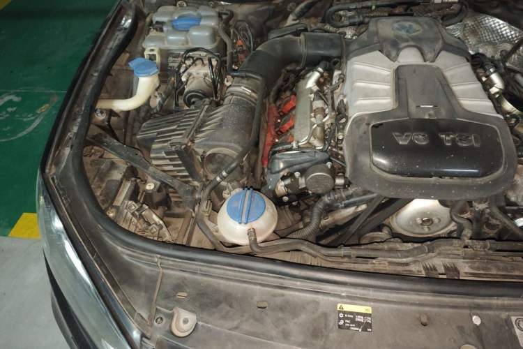 Used Volkswagen Touareg 2011 3.0 TSI Comfort Version Engine Bay Right