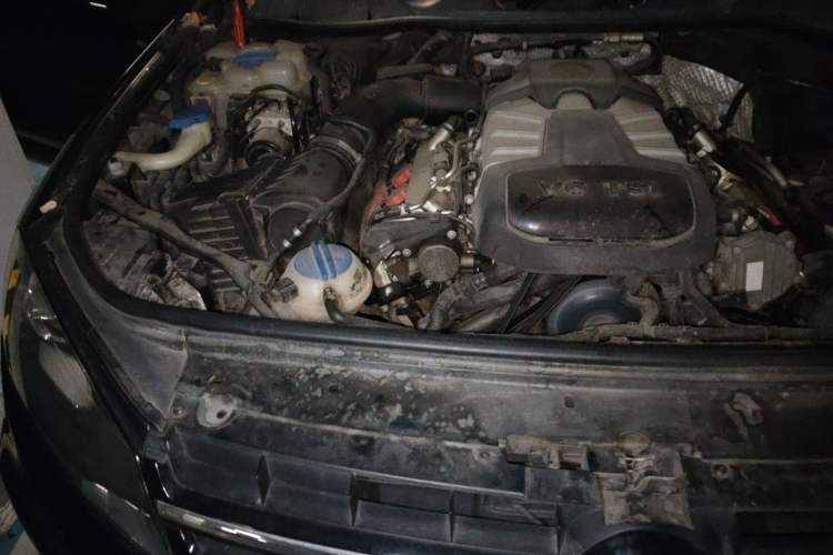 Used Volkswagen Touareg 2011 3.0 TSI Comfort Version Engine Bay Right