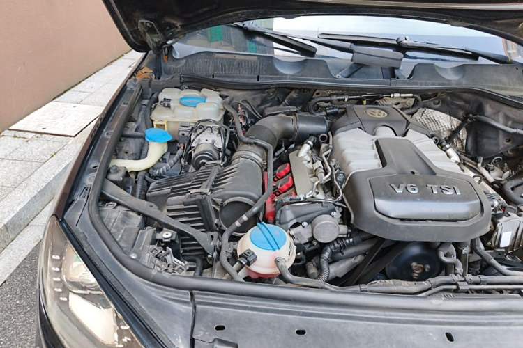 Used Volkswagen Touareg 2011 3.0 TSI High-End Version Engine Bay Right