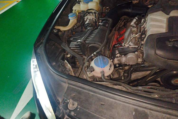 Used Volkswagen Touareg 2011 3.0 TSI Comfort Version Engine Bay Right
