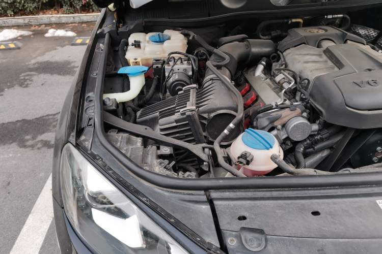 Used Volkswagen Touareg 2011 3.0 TSI Standard Version Engine Bay Right