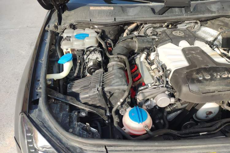 Used Volkswagen Touareg 2011 3.0 TSI High-End Version Engine Bay Right