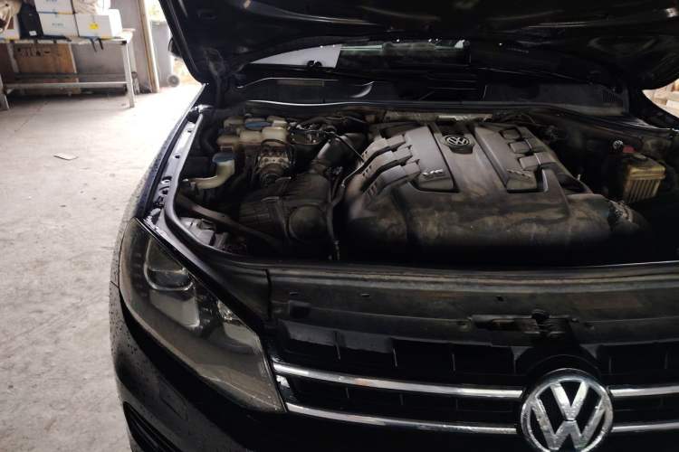 Used Volkswagen Touareg 2011 3.0 TDI Diesel Comfort Version Engine Bay Right