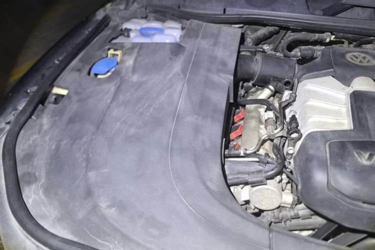 Used Volkswagen Touareg 2011 3.0 TSI Hybrid Engine Bay Right