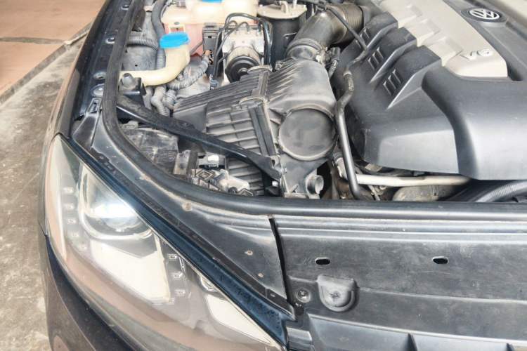 Used Volkswagen Touareg 2011 3.0 TDI Diesel Comfort Version Engine Bay Right