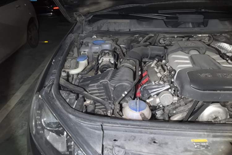 Used Volkswagen Touareg 2011 3.0 TSI Standard Version Engine Bay Right