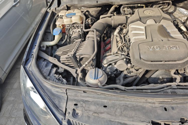 Used Volkswagen Touareg 2011 3.0 TSI Comfort Version Engine Bay Right
