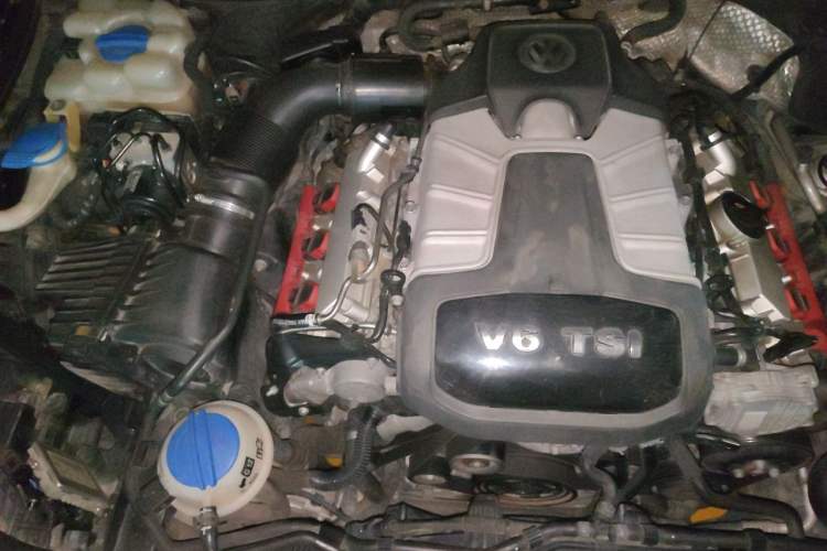 Used Volkswagen Touareg 2011 3.0 TSI High-End Version Engine Bay Right