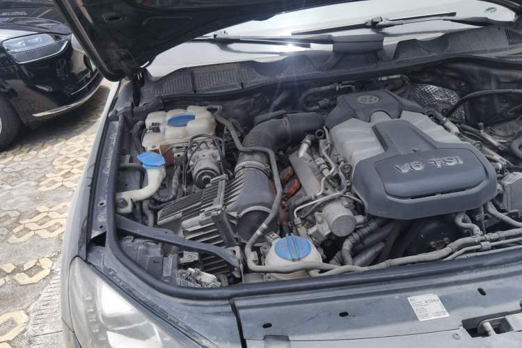 Used Volkswagen Touareg 2011 3.0 TSI Comfort Version Engine Bay Right