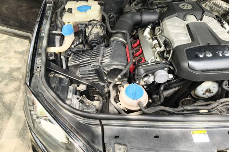 Used Volkswagen Touareg 2011 3.0 TSI Comfort Version Engine Bay Right