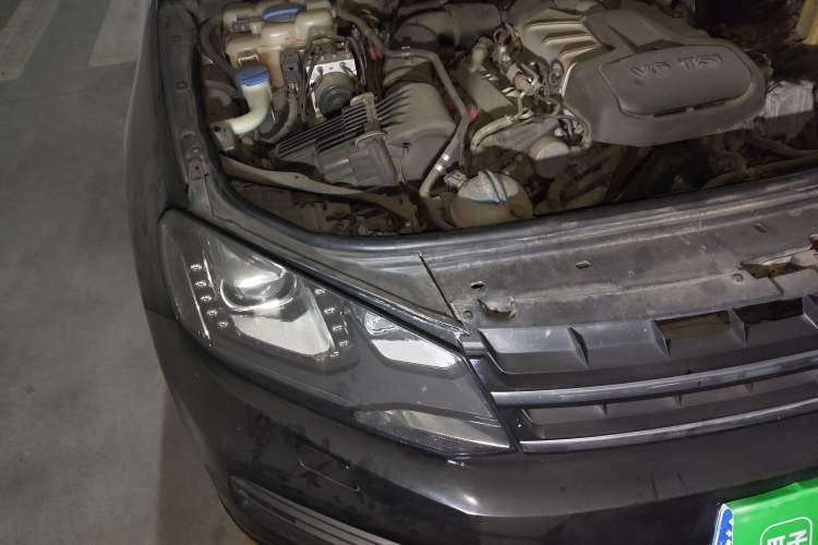 Used Volkswagen Touareg 2011 3.0 TSI Comfort Version Engine Bay Right