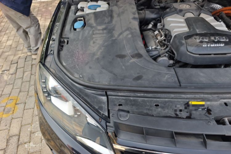 Used Volkswagen Touareg 2011 3.0 TSI Hybrid Engine Bay Right
