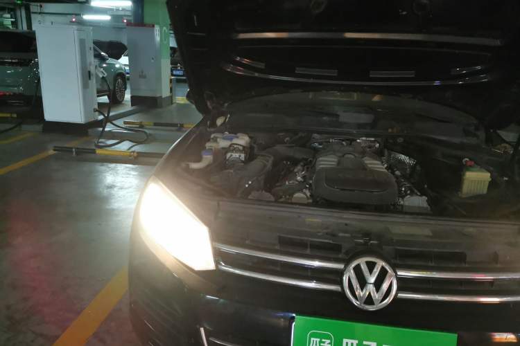 Used Volkswagen Touareg 2011 3.0 TSI Comfort Version Engine Bay Right