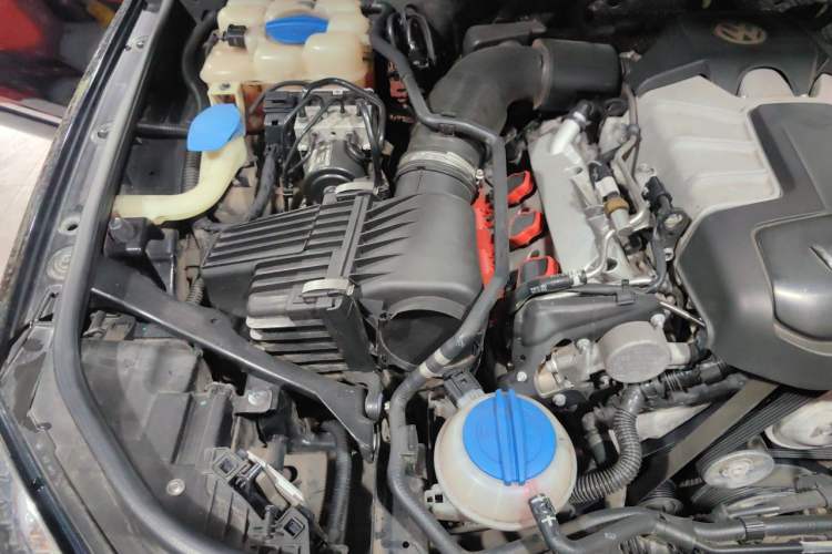 Used Volkswagen Touareg 2011 3.0 TSI Comfort Version Engine Bay Right