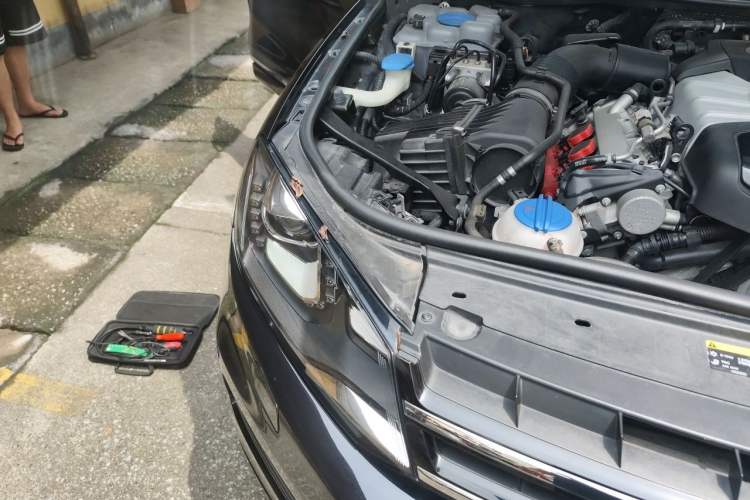 Used Volkswagen Touareg 2011 3.0 TSI Comfort Version Engine Bay Right