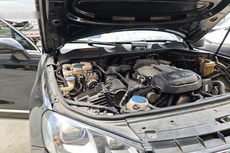 Used Volkswagen Touareg 2011 3.0 TSI High-End Version Engine Bay Right
