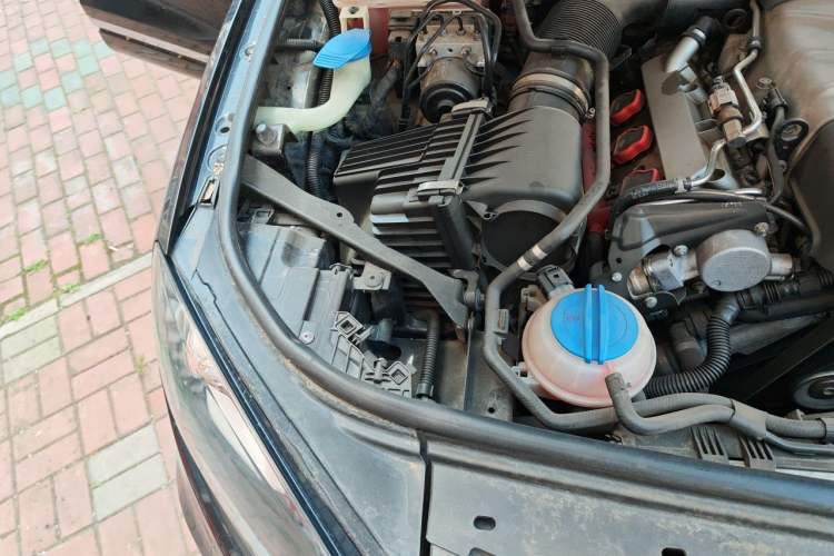Used Volkswagen Touareg 2011 3.0 TSI High-End Version Engine Bay Right