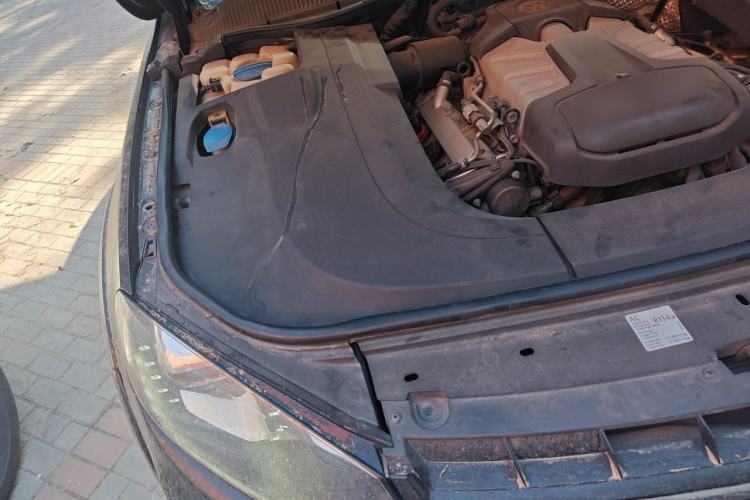 Used Volkswagen Touareg 2011 3.0 TSI Comfort Version Engine Bay Right
