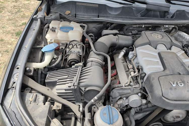 Used Volkswagen Touareg 2011 3.0 TSI Standard Version Engine Bay Right