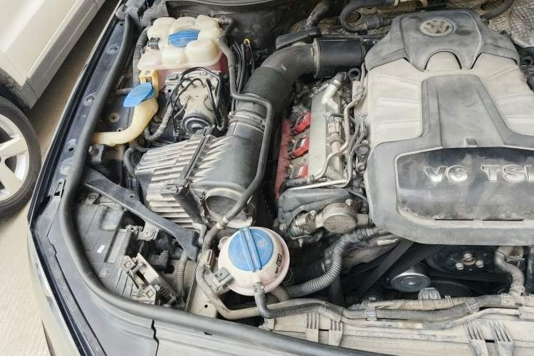 Used Volkswagen Touareg 2011 3.0 TSI Comfort Version Engine Bay Right