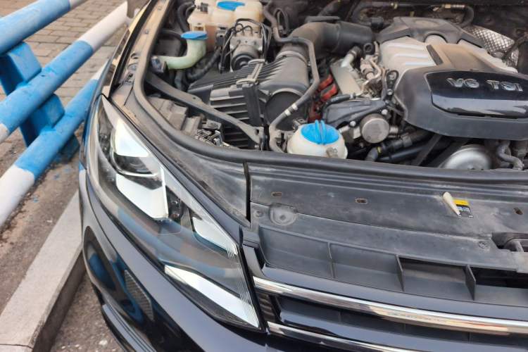 Used Volkswagen Touareg 2011 3.0 TSI High-End Version Engine Bay Right