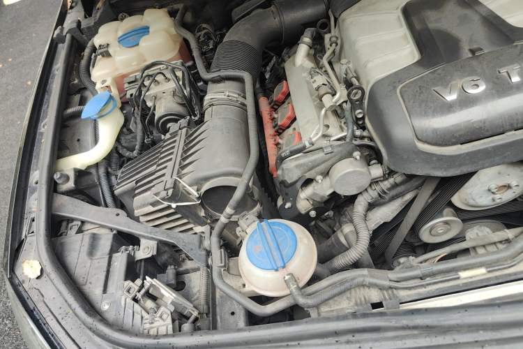 Used Volkswagen Touareg 2011 3.0 TSI High-End Version Engine Bay Right