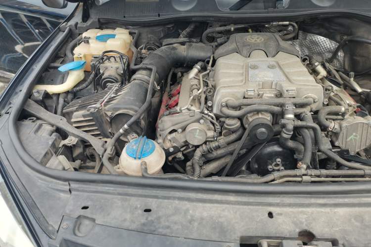 Used Volkswagen Touareg 2011 3.0 TSI Standard Version Engine Bay Right