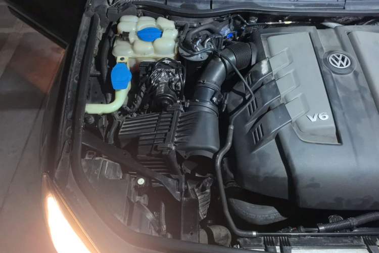 Used Volkswagen Touareg 2011 3.0 TDI Diesel Standard Version Engine Bay Right