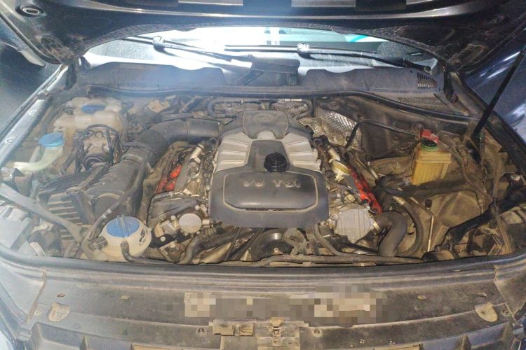 Used Volkswagen Touareg 2011 3.0 TSI Standard Version Engine Bay