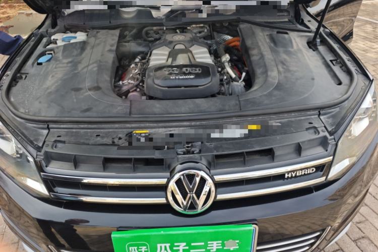 Used Volkswagen Touareg 2011 3.0 TSI Hybrid Engine Bay