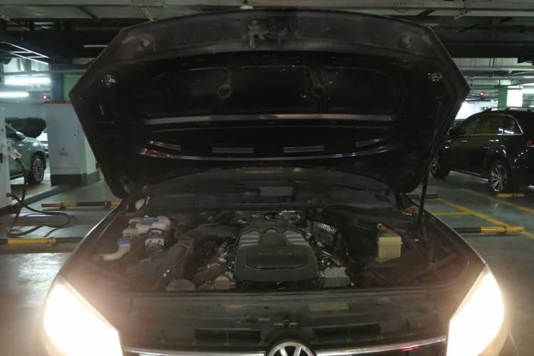 Used Volkswagen Touareg 2011 3.0 TSI Comfort Version Engine Bay
