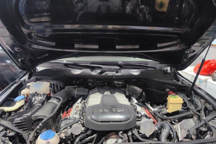Used Volkswagen Touareg 2011 3.0 TSI Comfort Version Engine Bay