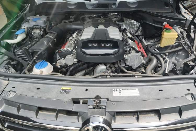 Used Volkswagen Touareg 2011 3.0 TSI Comfort Version Engine Bay