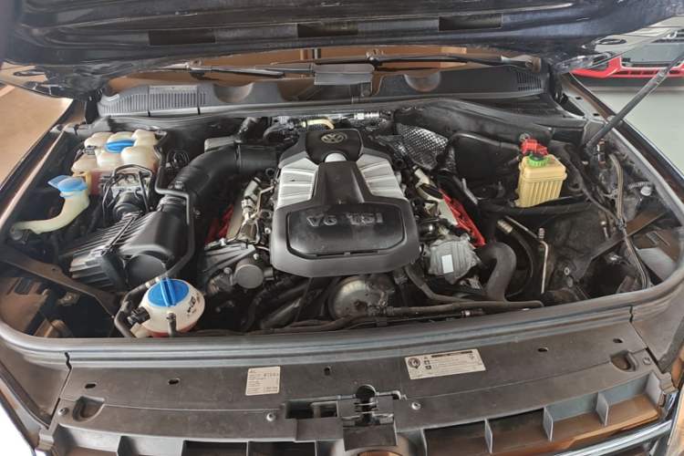 Used Volkswagen Touareg 2011 3.0 TSI Standard Version Engine Bay